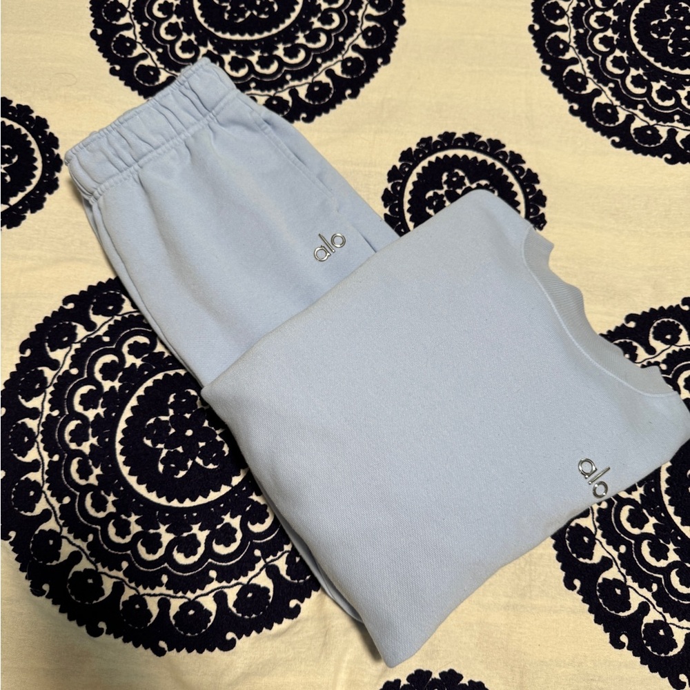 Alo Accolade Seashell Blue Sweat Set